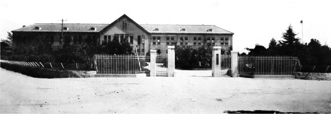 1928년 이리농림학교 정문 전경 사진, 이리농림기념관 소장자료